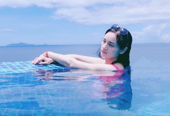 Cuối năm 2019, Trịnh Diễm Lệ chia sẻ hình ảnh đi bơi ở Việt Nam gây chú ý. Trong ảnh, trông cô trẻ trung hơn so với thời điểm năm 2014 khi làm nhân viên bán đồ ăn nhanh.