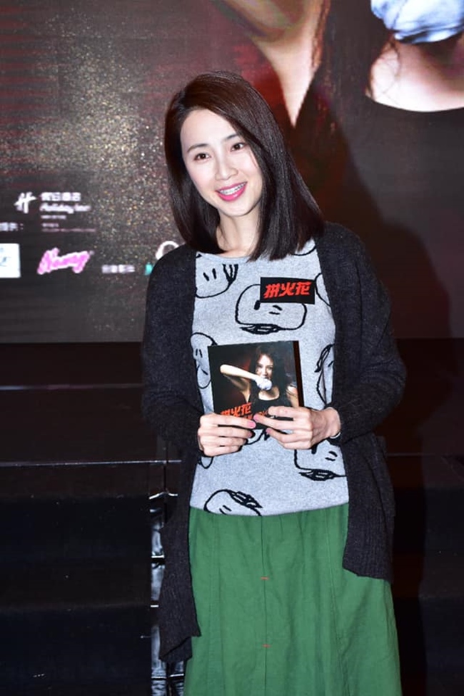 Đàm Tiểu Hoàn rất đam mê công việc này, cô không hề quan tâm đến chuyện người ta bàn tán thế nào về mình, cũng không quan tâm mình từng là Hoa hậu Hong Kong mà giờ phải đi bán cá viên.