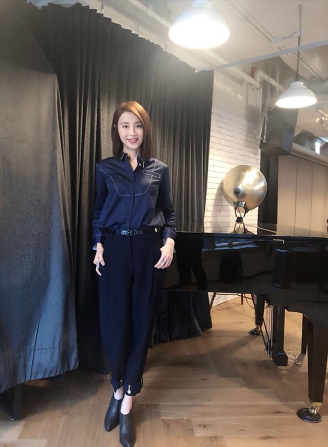 Đàm Tiểu Hoàn hiện rời xa làng giải trí và có cuộc sống viên mãn bên chồng là doanh nhân ngành bảo hiểm. Cô và ông xã có cuộc sống giản đơn, cả hai không sinh con mà thoải mái tận hưởng cuộc sống của vợ chồng son.