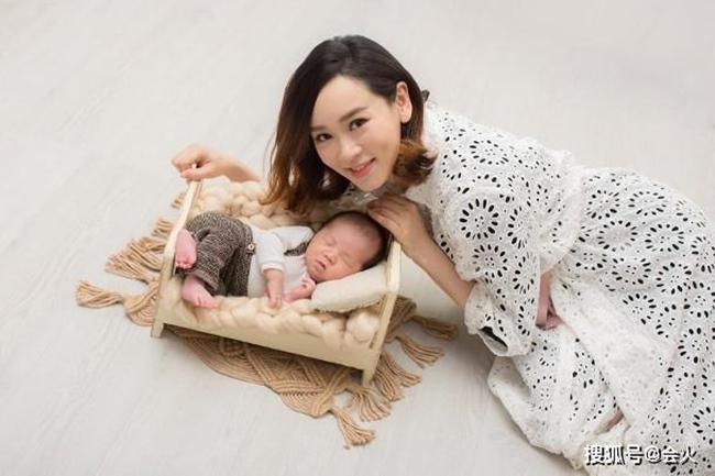 Mới đây, truyền thông Hong Kong đăng tải bộ ảnh của Hoa hậu họ Dương và nhóc tỳ thứ hai. Được biết, con cô mang họ mẹ. Khi được hỏi về danh tính cha đứa trẻ, Dương Tư Kỳ từ chối trả lời và cho biết hiện cô kinh doanh đủ nuôi sống ba mẹ con.