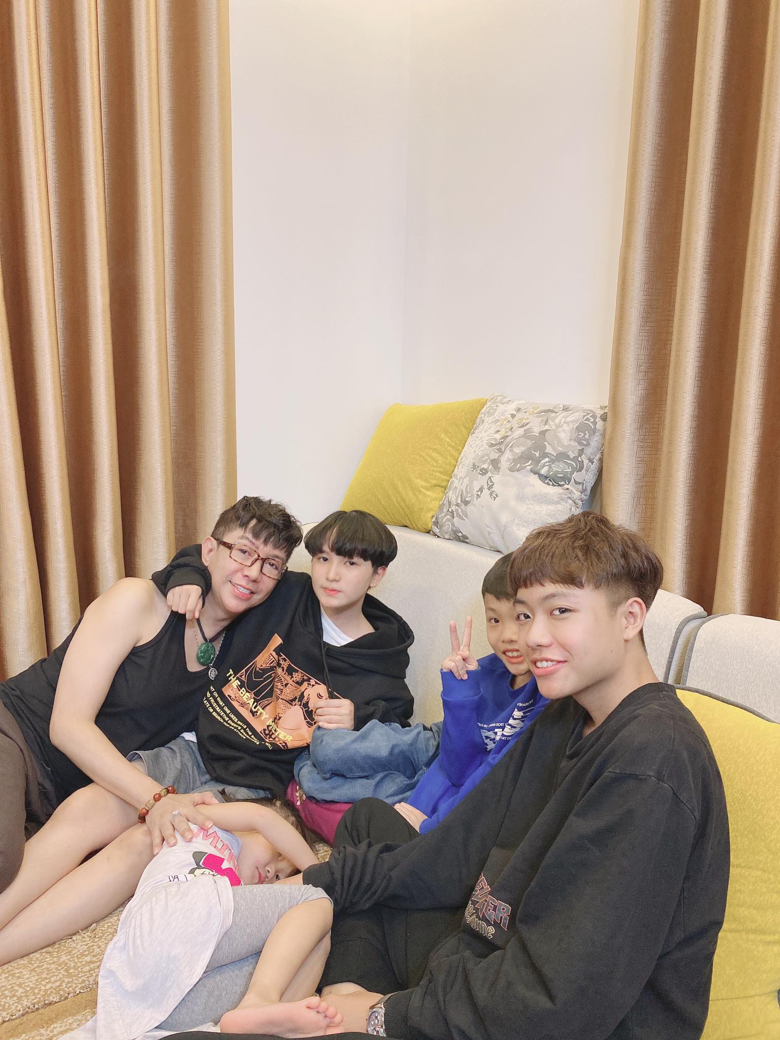 Long Nhật về Hải Phòng làm điều đặc biệt cho vợ Hoa khôi và 4 con - 1