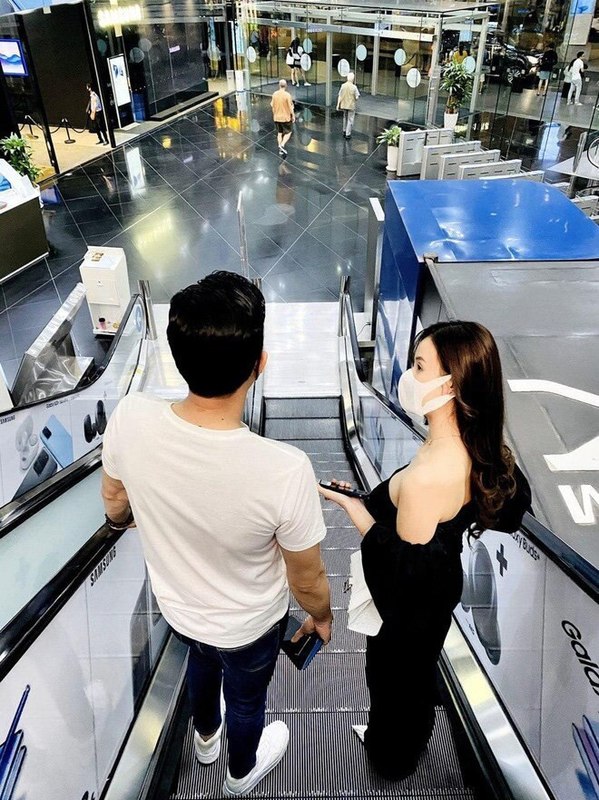 Không phải Midu, đây mới là mỹ nhân xuất hiện thân mật bên mẹ Quốc Trường - 4