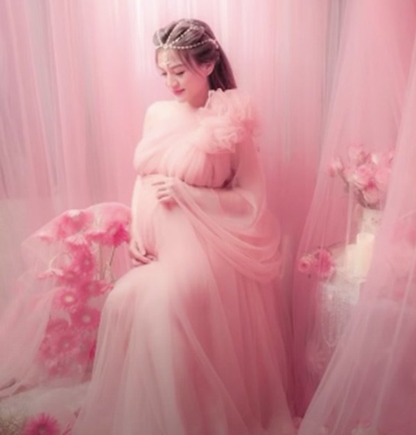 Vào phòng sinh cùng vợ hot girl, ông xã mẫu ảnh 9X phá gẫy 2 cái ghế - 2