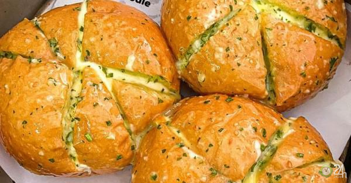 Cách làm bánh mì bơ tỏi phô mai bằng nồi chiên không dầu