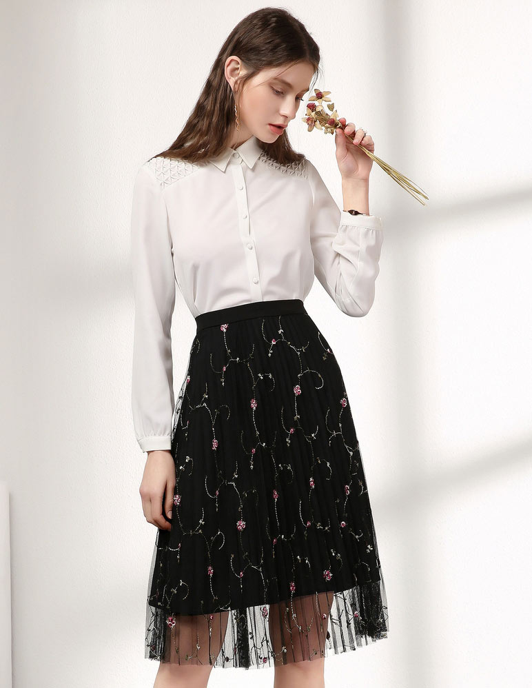 Từ những chiếc váy không phòng hộ đến sự vô ý tứ của một số phụ nữ nơi công cộng - 9