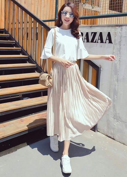 Từ những chiếc váy không phòng hộ đến sự vô ý tứ của một số phụ nữ nơi công cộng - 11