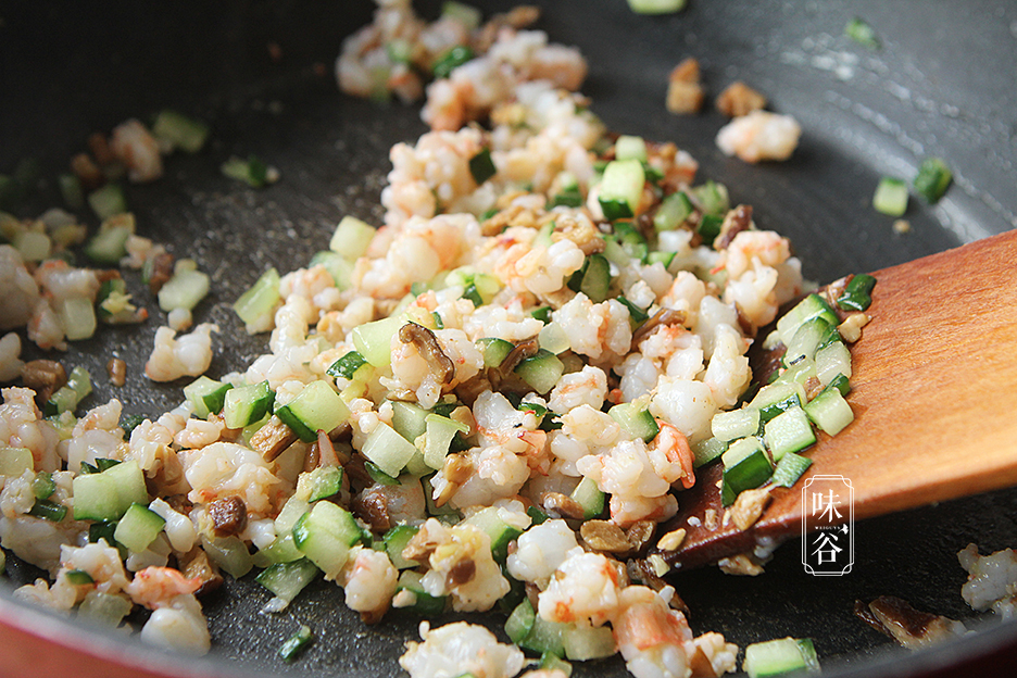 Tận dụng cơm thừa làm món trứng bọc cơm siêu hấp dẫn - 5