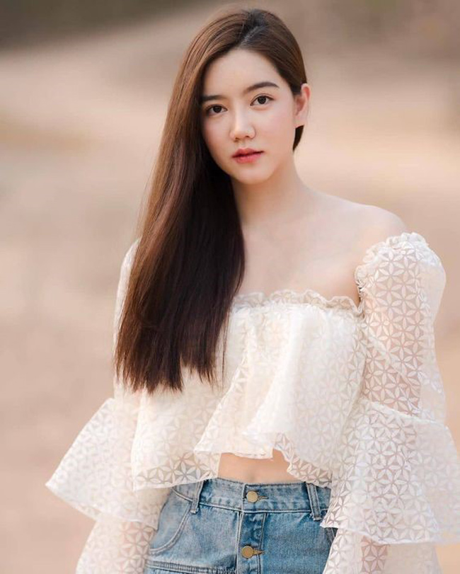 Với sự ủng hộ của gia đình, cô nàng quyết định theo đuổi nghề diễn viên.