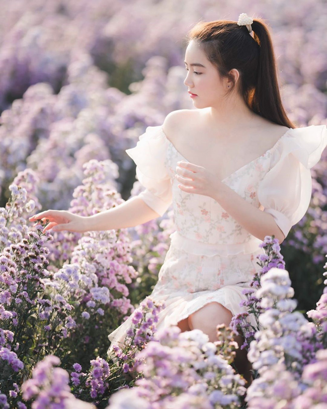 Diện trang phục thi đấu, cột tóc cao giản dị nhưng nhan sắc xinh đẹp của Richy Oranate vẫn khiến khán giả mê đắm.