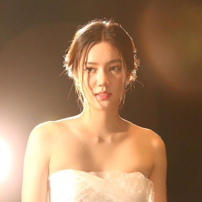 Cô nàng sinh ra trong một gia đình danh giá, mang hai dòng máu Philippines và Thái Lan.