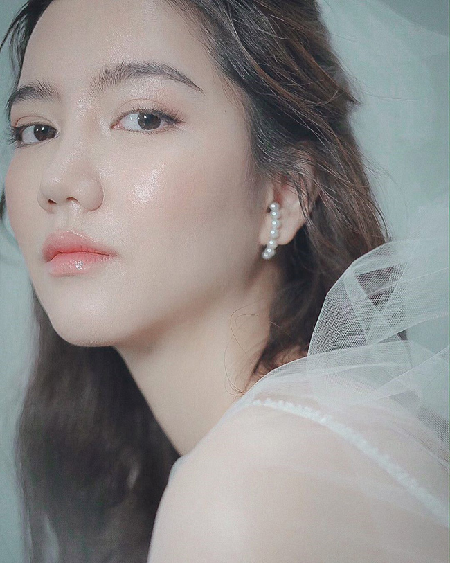 Cô nàng thừa hưởng nét đẹp lai với gương mặt thanh tú, đôi mắt to, mũi cao và làn da trắng sứ.