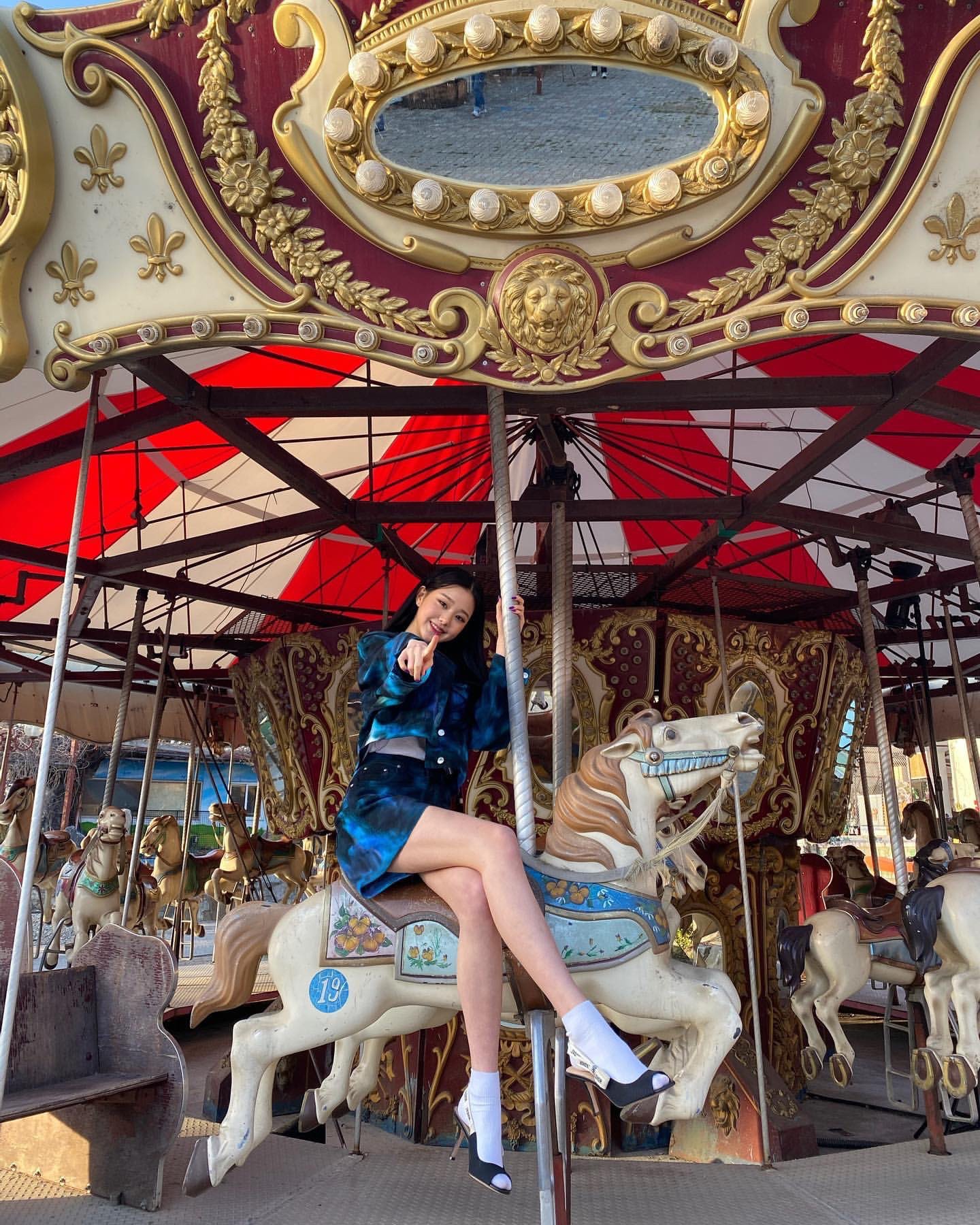 Thiếu nữ xinh đẹp mặc cảm vì đôi chân thon, dài gấp đôi người - 1