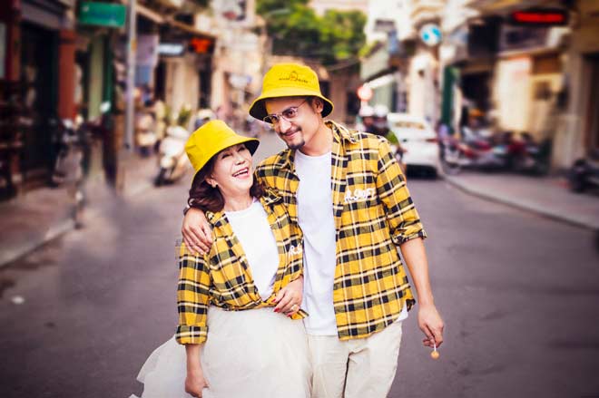 Cô dâu 65 tuổi tung bộ ảnh cưới ôm hôn chồng ngoại quốc 24 tuổi - 7