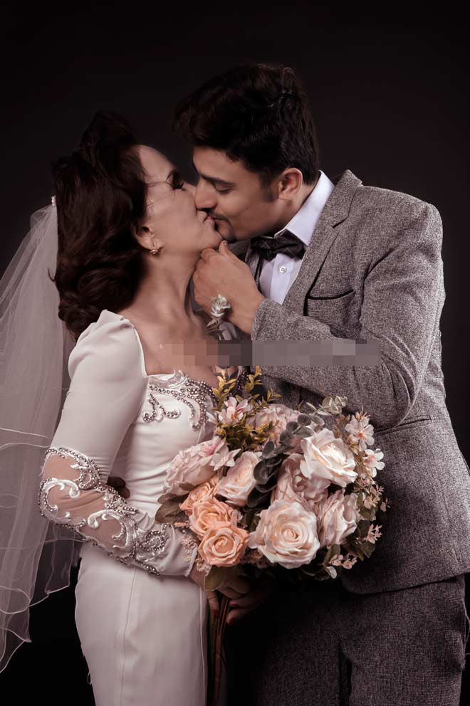 Cô dâu 65 tuổi tung bộ ảnh cưới ôm hôn chồng ngoại quốc 24 tuổi - 2