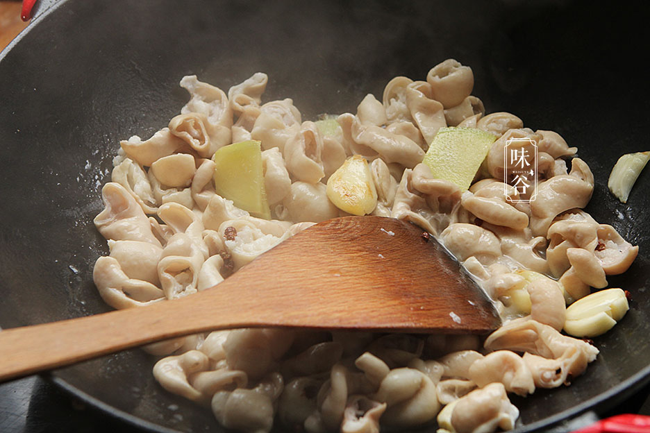 Cách làm sạch ruột già heo chỉ với 2 nguyên liệu dễ tìm trong nhà bếp - 6