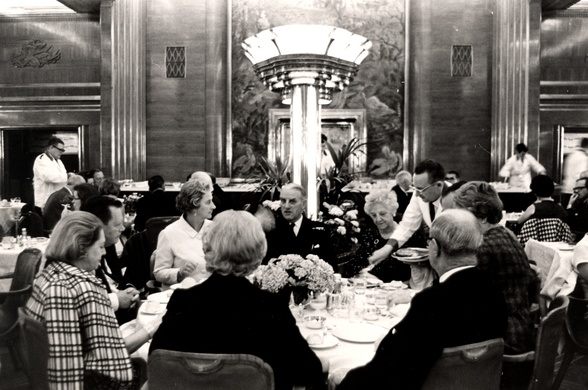 Du khách tò mò thám hiểm con tàu lịch sử