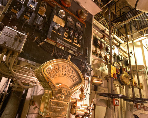 Du khách tò mò thám hiểm con tàu lịch sử