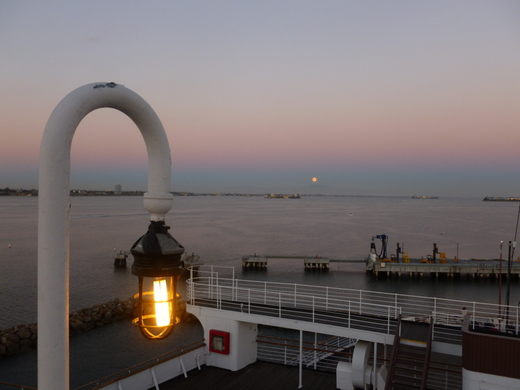 Du khách tò mò thám hiểm con tàu lịch sử