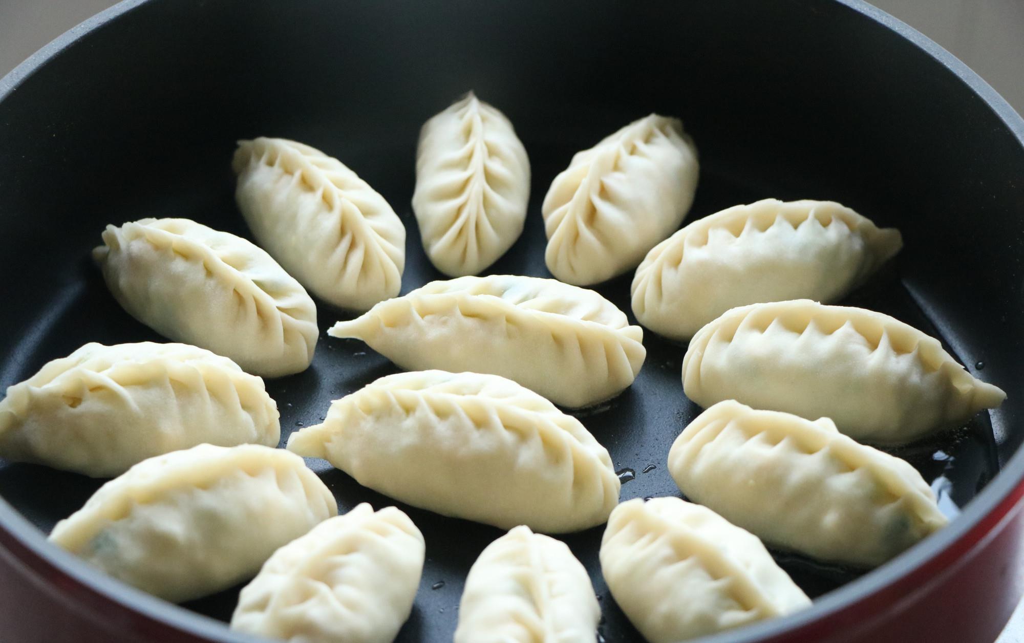 Bí quyết làm há cảo siêu dễ, làm 1 lần để dành ăn cả tuần, chiên hay hấp đều ngon hết sảy - 9