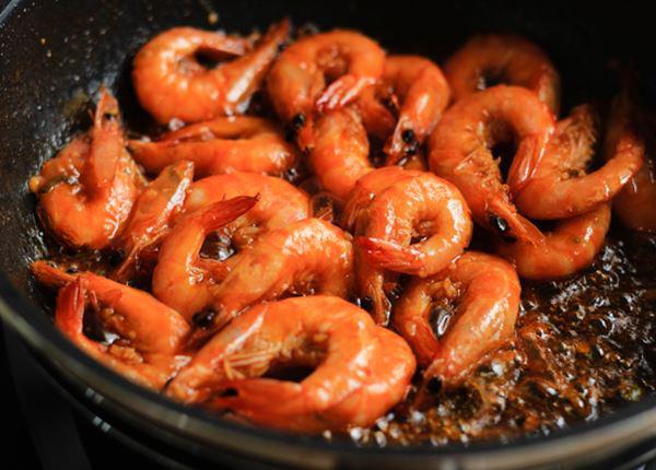 Rang tôm tuyệt đối không cho thứ nước này, tôm sẽ đỏ au, thơm phức, ngon hết sảy - 4