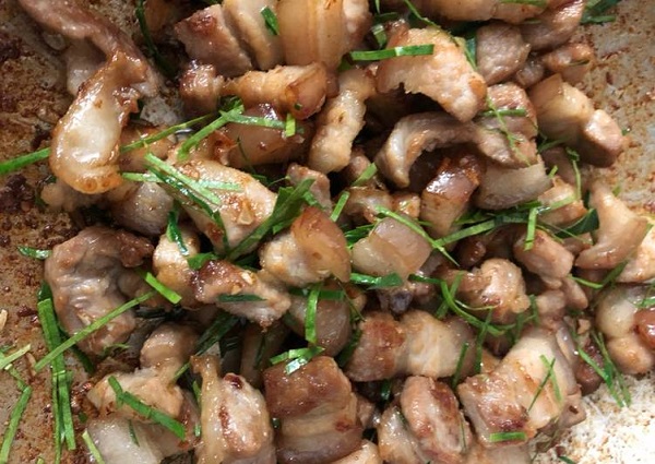 Dùng lá gia vị này để rang thịt ba chỉ, chị em ăn xong tiếc nuối vì không biết từ sớm - 2