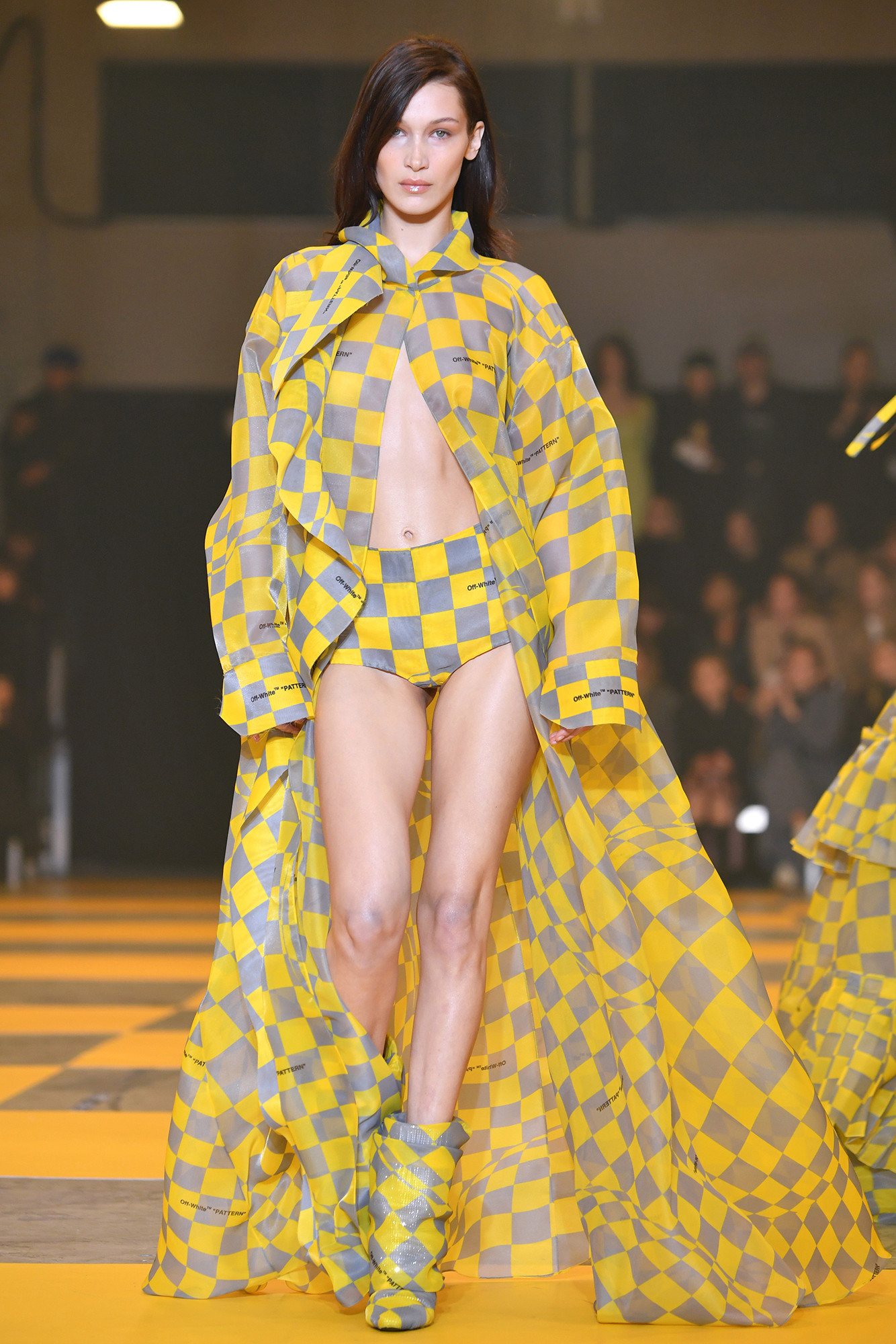 Quỳnh Anh Shin, Yến Trang mặc bikini bé tí xíu đi bốt: Sự nổi loạn vượt khuôn khổ - 3