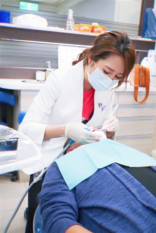 Nữ nha sĩ siêu gợi cảm khiến đàn ông nào cũng muốn tới khám mỗi ngày - 3