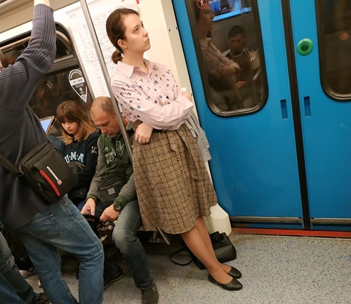Yêu cầu được ngồi ghế trên tàu điện bị từ chối, cô gái tụt váy khiến hành khách kinh hãi - 1