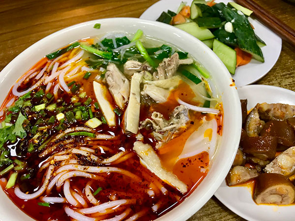 Truyền thuyết đằng sau món “mỳ qua cầu” nổi tiếng của Vân Nam - 2