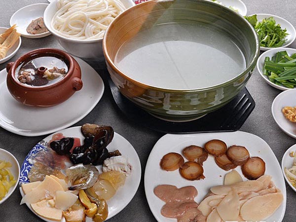 Truyền thuyết đằng sau món “mỳ qua cầu” nổi tiếng của Vân Nam - 1