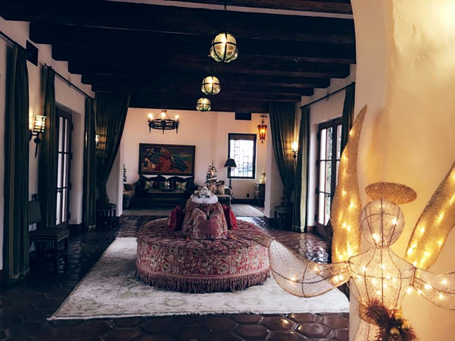 Biệt thự xa hoa 33 triệu đô của tỷ phú 75 tuổi là tình cũ của