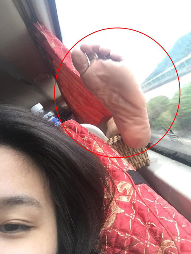 Cô gái nằm ngửa trên máy bay, gác chân lên người khác gây bức xúc - 2