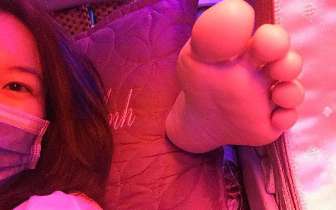 Cô gái nằm ngửa trên máy bay, gác chân lên người khác gây bức xúc - 4