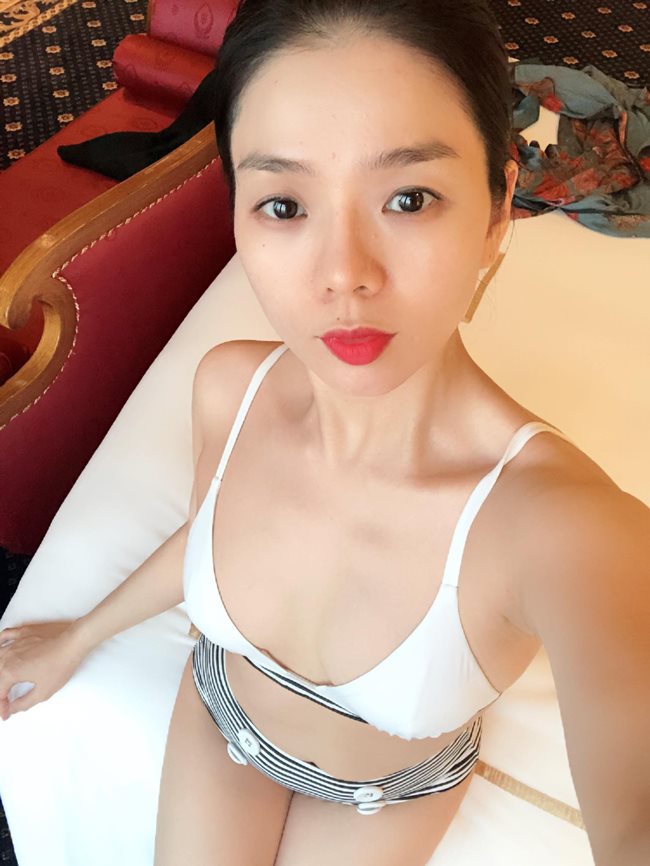 Được mệnh danh là “nữ hoàng phòng trà” Bolero, chinh phục khán giả bằng chất giọng ngọt ngào, trầm ấm nhưng cô có nhiều fan hơn nhờ vào gu thời trang đắt đỏ và body thuộc hàng