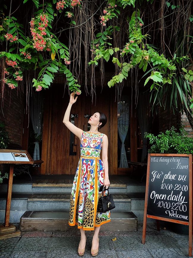 Một set đồ họa tiết nổi bật khác của thương hiệu Dolce&Gabbana cũng có giá dưới 100 triệu đồng được cô mặc dạo phố, set đồ còn được nâng tầm giá trị với túi hiệu Hermes cá sấu giá vài trăm triệu.