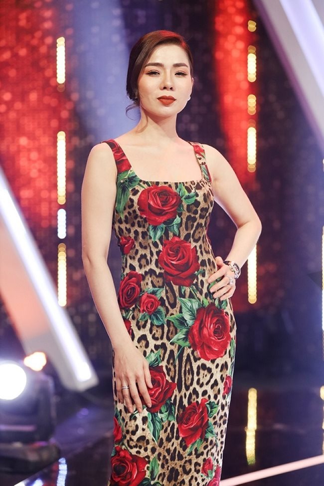 Chỉ làm giám khảo của một gameshow mà Lệ Quyên nhận lời khen ngợi hết nấc của khán giả vì sang chảnh với váy body họa tiết hoa hồng của thương hiệu Dolce&Gabbana với giá 60 triệu đồng.
