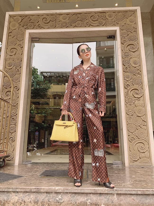 Gu thời trang dát hàng hiệu kín người của Lệ Quyên khiến người hâm mộ biết giá mà hết hồn. Riêng set đồ ngủ của thương hiệu Louis Vuitton đã có giá hơn 100 triệu đồng, túi Hermes dòng Kelly cũng phải tính bằng con số trăm triệu trở lên.