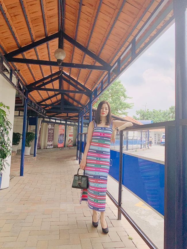 Chiếc váy Chanel với họa tiết kẻ ngang nổi bật là món đồ thời trang được Lệ Quyên thích thú hơn vì số lần cô mặc nhiều, dạo phố hay đi tổng duyệt chương trình, đi hẹn hò... đều đẹp và sang. Ngoài những mẫu váy dạ hội trình diễn trên sân khấu phong cách đời thường cô luôn là những chiếc váy đắt đỏ từ các 