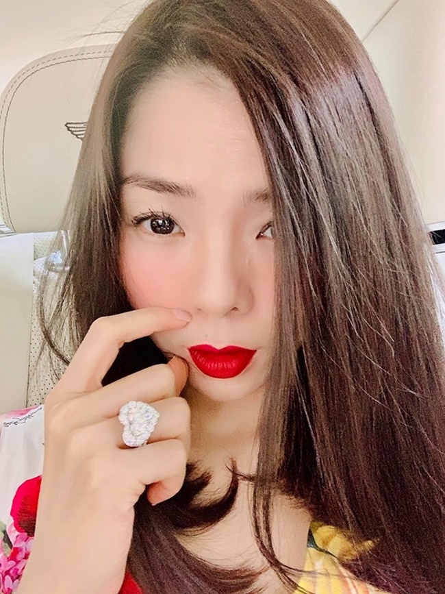 Nhẫn kim cương của Lệ Quyên là kim cương dạng khối lớn với nhiều hình thù khác nhau như tròn hay hình trái tim kích thước lớn. Trái ngược với bạn thân một thời Hồ Ngọc Hà hay đeo nhẫn kim cương lúc hát thì Lệ Quyên chỉ đeo ở những khoảnh khắc đời thường.