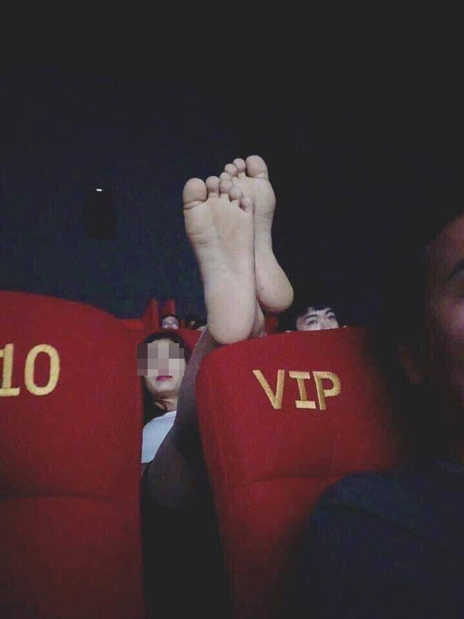 Mặc váy ngắn nằm ngả ngớn ở rạp chiếu phim, cô gái khiến dân mạng