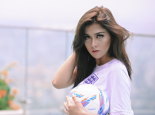 2 mẫu Tây sexy có cảnh nhạy cảm trên truyền hình, vướng scandal tình ái với sao nam Việt - 4