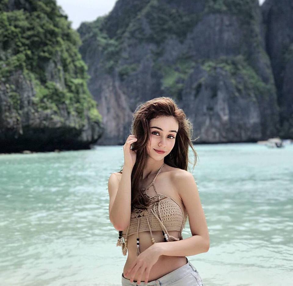 2 mẫu Tây sexy có cảnh nhạy cảm trên truyền hình, vướng scandal tình ái với sao nam Việt - 14