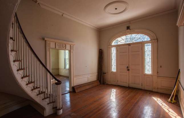 Ngôi biệt thự bỏ hoang bí ẩn với truyền thuyết được xây dựng trên đống vàng - 7