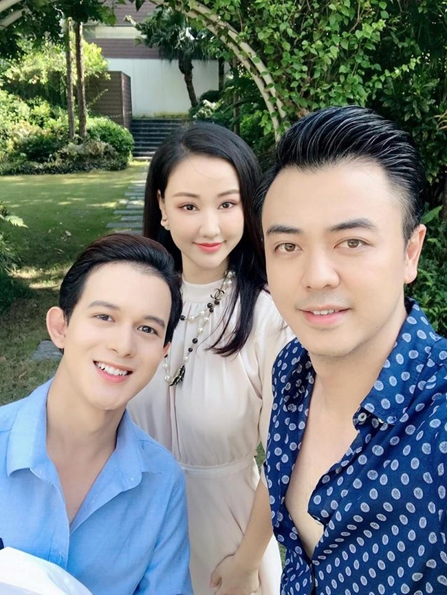 Trong phần ngoại truyện, Maya đóng vai vợ cũ của Quốc (Tuấn Tú). Dù ít đóng phim truyền hình song diễn xuất của nữ ca sĩ được khen tự nhiên và rất hợp vai. Maya chia sẻ, cô và Tuấn Tú là bạn bè từ trước và anh chính là người giới thiệu cô vào đoàn phim.