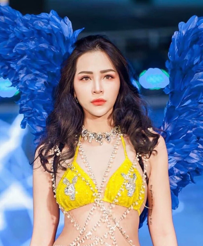 Với chiều cao 1m74 và số đo 3 vòng siêu chuẩn 89-66-90. Tú Linh trở thành gương mặt được nhiều nhãn hiệu tin tưởng.