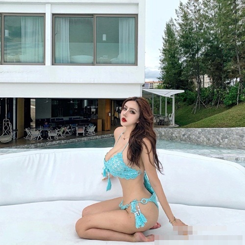 Hot girl siêu vòng 1 bị bắt gặp ngoài đời gây sốc vì nhan sắc thật - 2