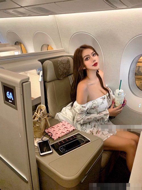 Hot girl siêu vòng 1 bị bắt gặp ngoài đời gây sốc vì nhan sắc thật - 4