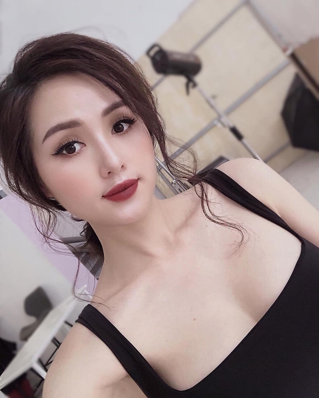 Tâm Tít (tên thật là Phạm Thanh Tâm) là hot girl đình đám Hà thành. Sau khi Nam tiến, người đẹp sinh năm 1989 hoạt động với nhiều vai trò như người mẫu, ca sĩ, diễn viên, MC. Tâm Tít tham gia nhiều tác phẩm như