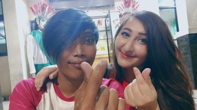 Quen nhau qua mạng, cô gái bay 13.000km để xin cưới chàng công nhân vệ sinh&nbsp; - 1