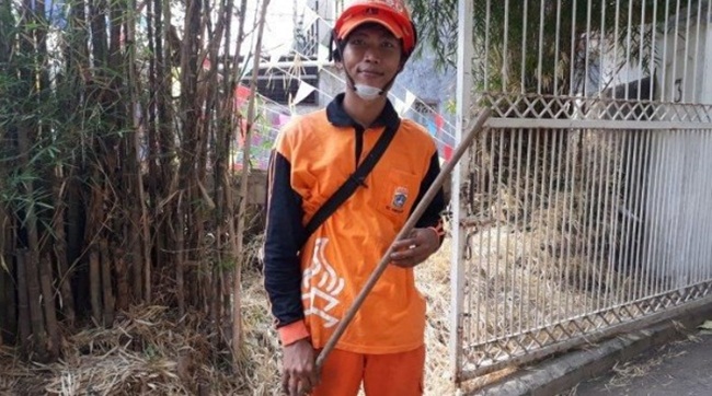 Quen nhau qua mạng, cô gái bay 13.000km để xin cưới chàng công nhân vệ sinh&nbsp; - 2